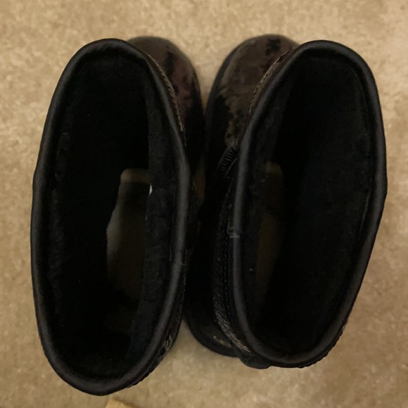 UGG Australia Classic Short Sparkles Boots Size 8 Color Black - Picture 11 of 14